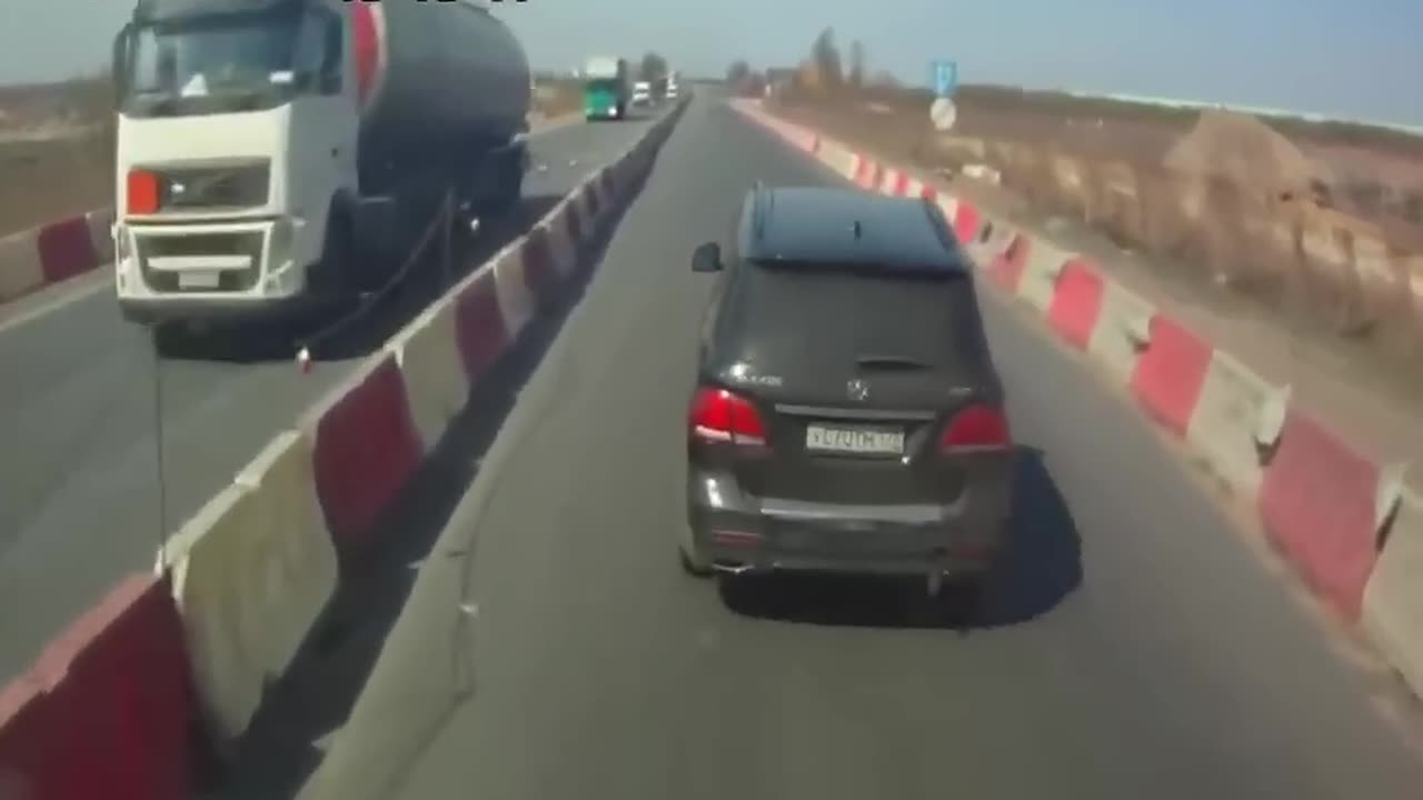 MERCEDES DRIVER FURIOUS THAT HE CAN'T SKIP TRAFFIC *SEE WHAT HAPPEN*