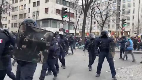 Walki uliczne we Francji w związku z reformami systemu emerytalnego