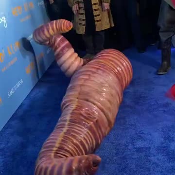 Heidi Klum inches into Halloween party in worm costume | USA TODAY Rumble Shorts