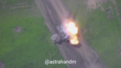 Russian kamikaze UAV Lancet hits a leopard tank