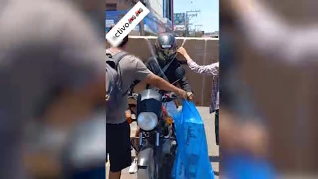 Santa Cruz: Motociclista se deja pegar cinta adhesiva para transportar un televisor