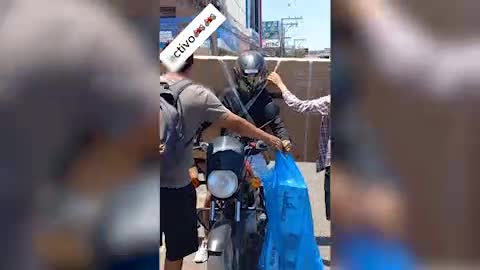 Santa Cruz: Motociclista se deja pegar cinta adhesiva para transportar un televisor