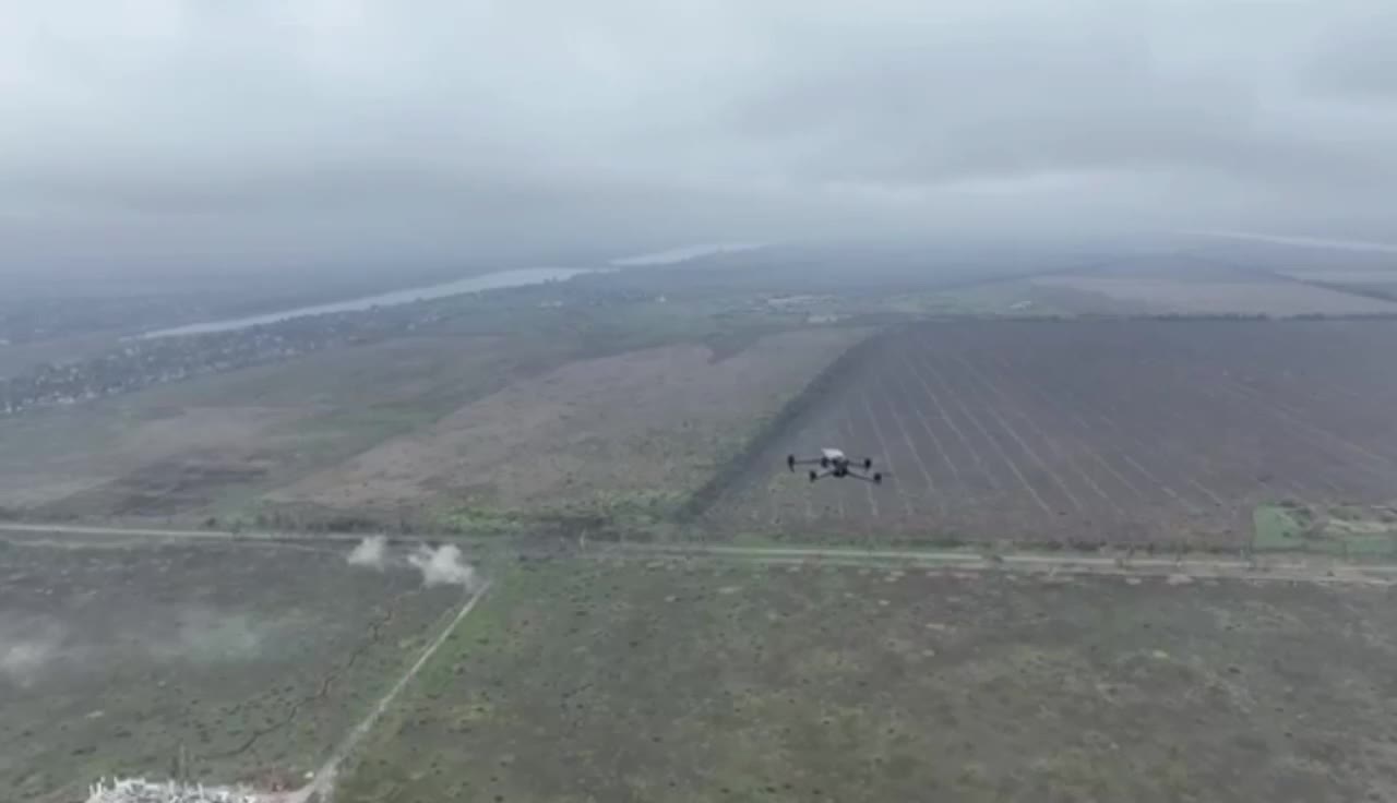 Ukrainian Mavic drone vs Russian Mavic drone dogfight in the skies