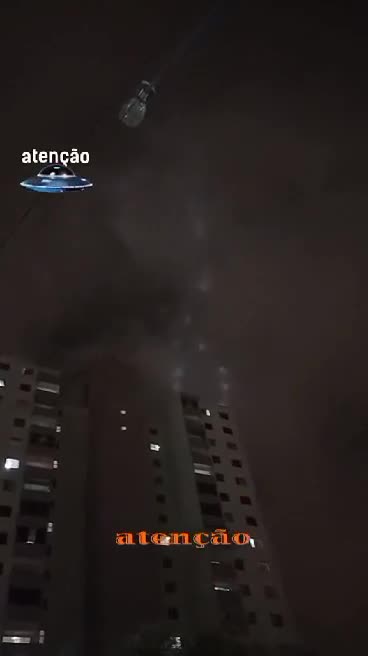 THE ALIENS ARE INVADING THE EARTH WHAT A THING AND THESE PEOPLE WATCH THE VIDEO AND SHARE