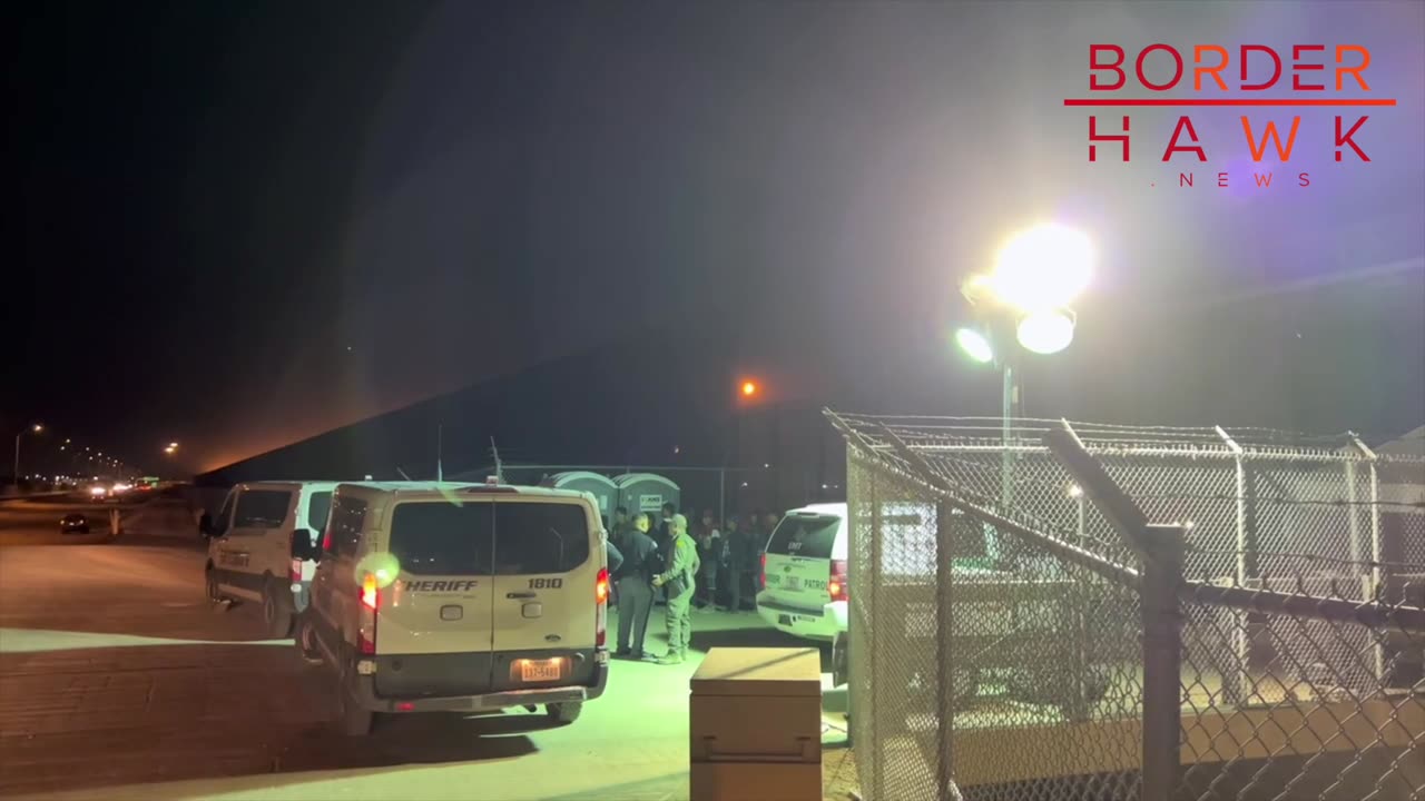 Authorities Usher Illegals Through Gate In El Paso