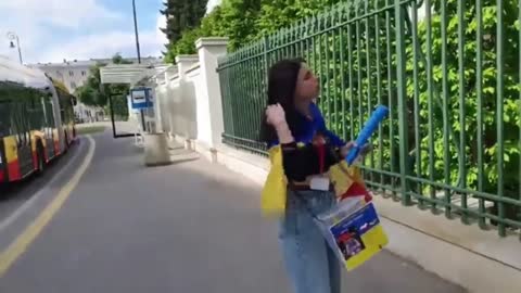 Vychytralé Ukrajinky vybírají ve Vídni na válčící Ukrajinu ale před kontrolou utekly