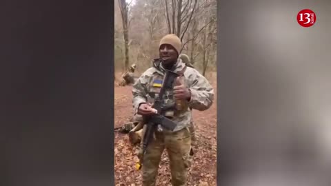 Ukrainian soldiers host an American soldier with their national meal