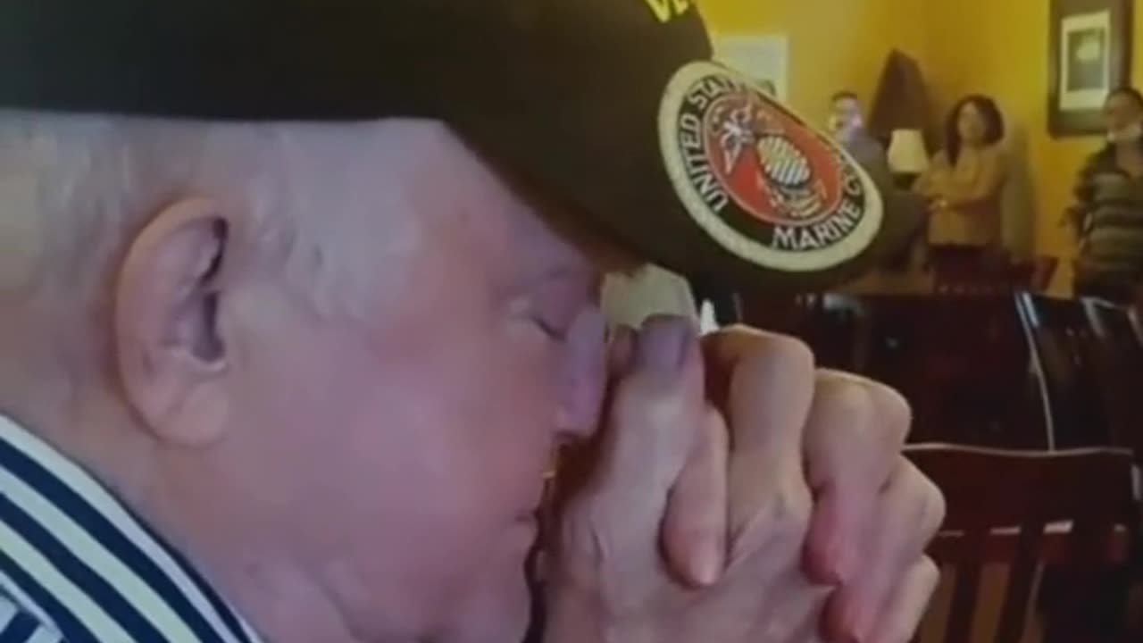 Korean War Veteran Lyle Chauvin Serenaded During Last Meal At Favorite Restaurant