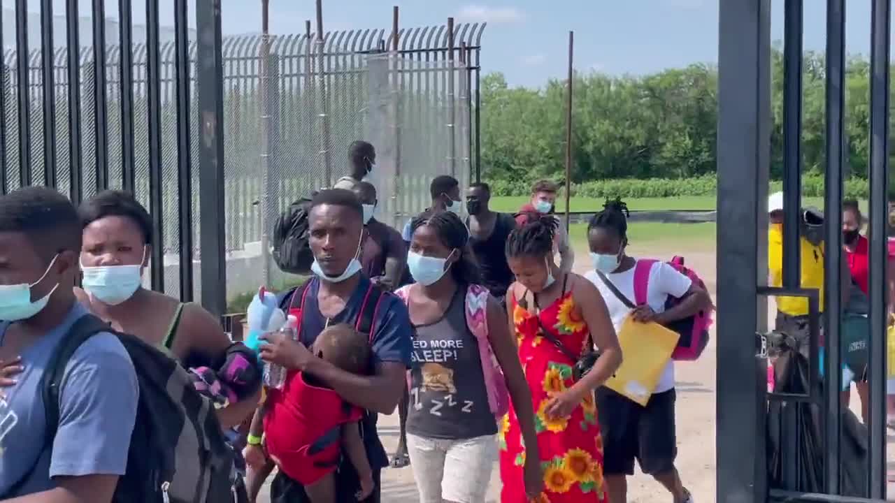 Border Patrol Opens Gates into US to Illegals from Africa, Haiti - Such Clean Clothes