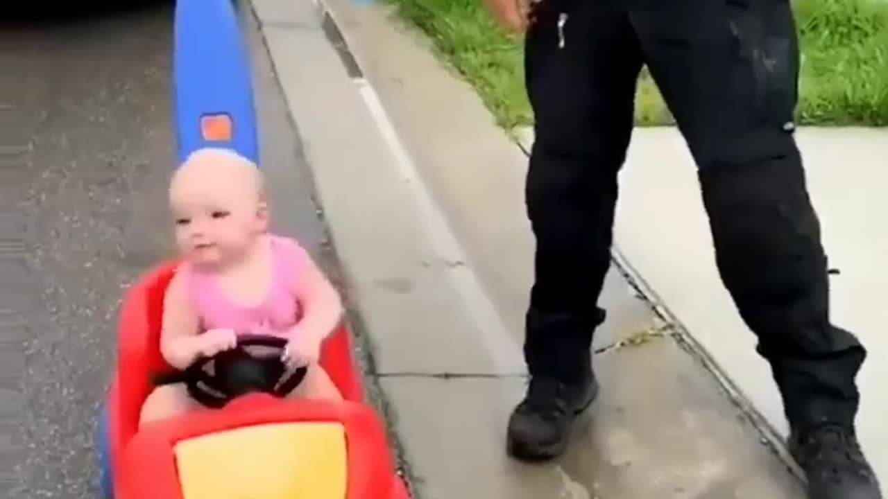 "Heartwarming Moment: Cop Shows Compassion by Comforting a Baby"