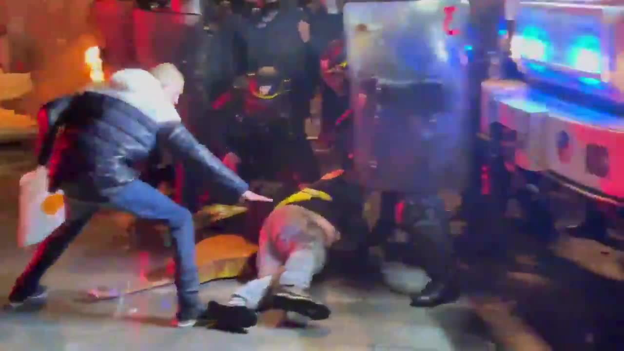 Line Press Journalist, Clément Lanot on twitter: — "One Yellow Vest blocks the water cannon