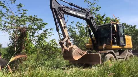 Incredible Skill Trailer Operator Bring Wheeled Excavator Clump To Mountain