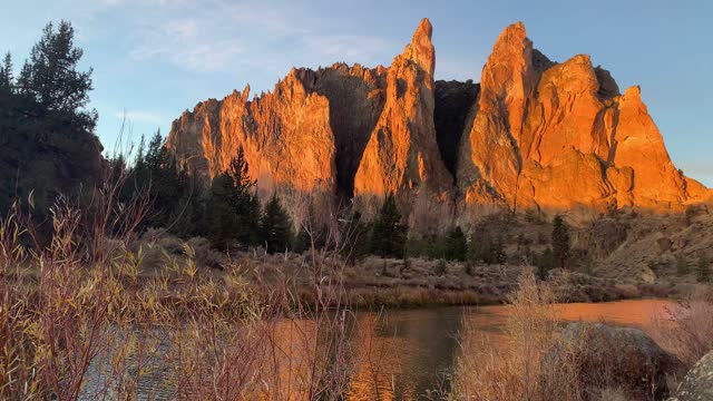 The Morning Glow – Smith Rock State Park – Central Oregon – 4K