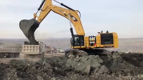 Caterpillar_6015B_Excavator_Loading_Trucks_Non_Stop_For_3_HoSegment5