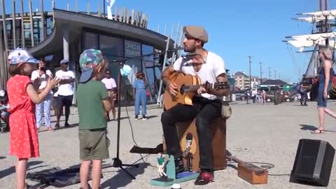 Bella Ciao - Street musician - crazy acoustic