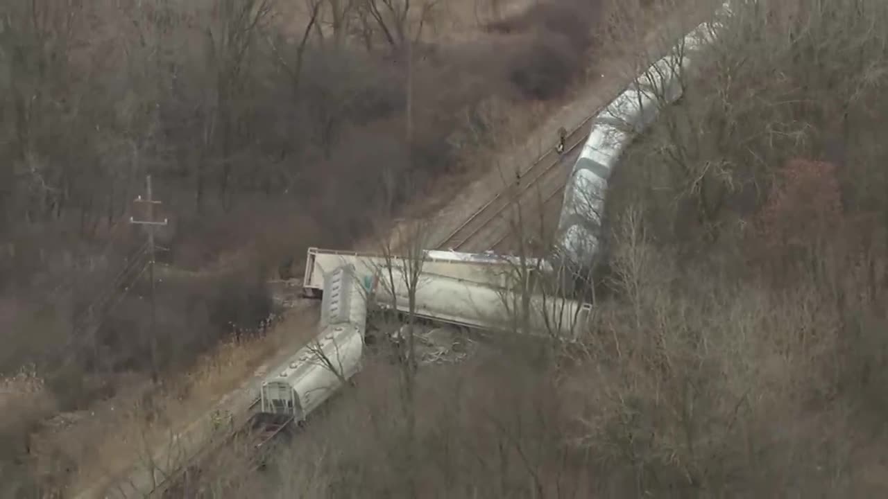 Train derailment in Michigan, USA, blocked several roads!