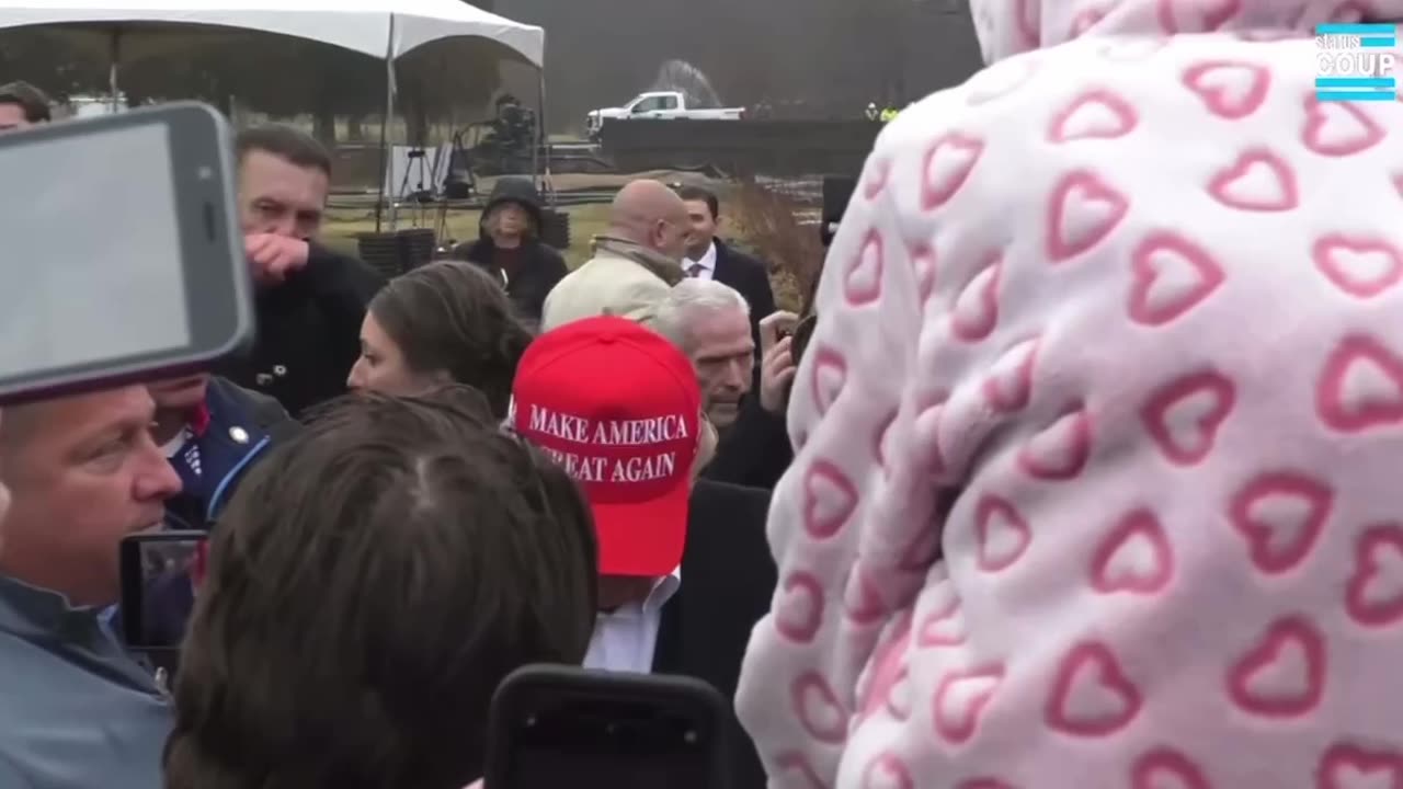 President Trump says hello to the residents of East Palestine 🇺🇸