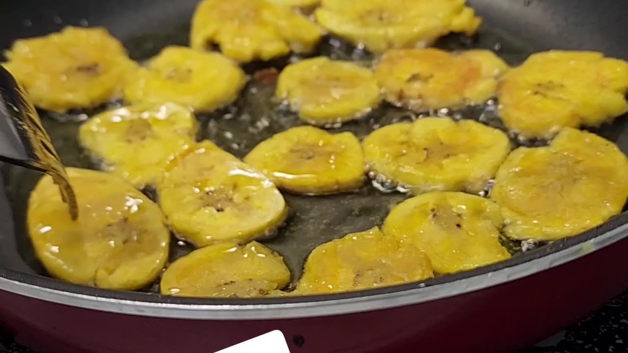 American tries Venezuelan food Tostones