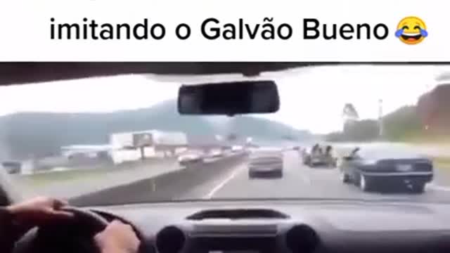 Guando você viaja com um amigo fdp no banco de trás imitando o Galvão Bueno