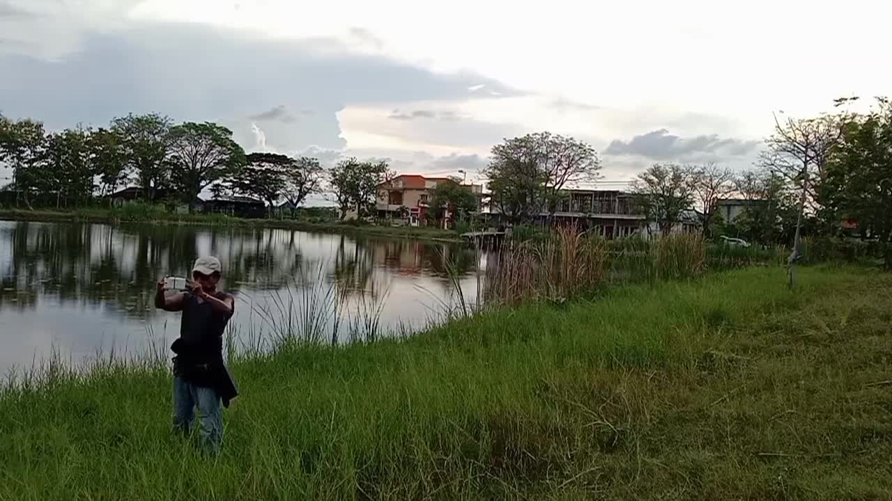 Record a video with a cell phone on the edge of the lake