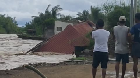 House getting collapsed in the river 😔