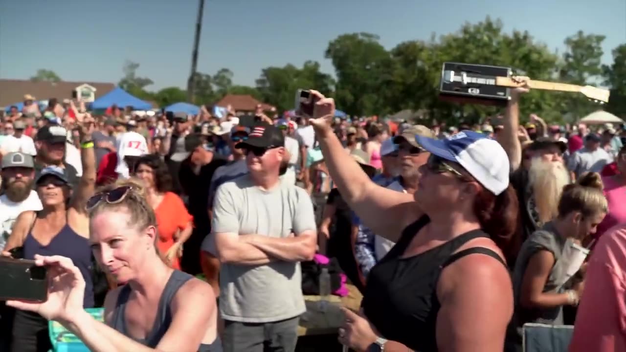 Oliver Anthony Performs Rich Men North of Richmond for a wild crowd in North Carolina