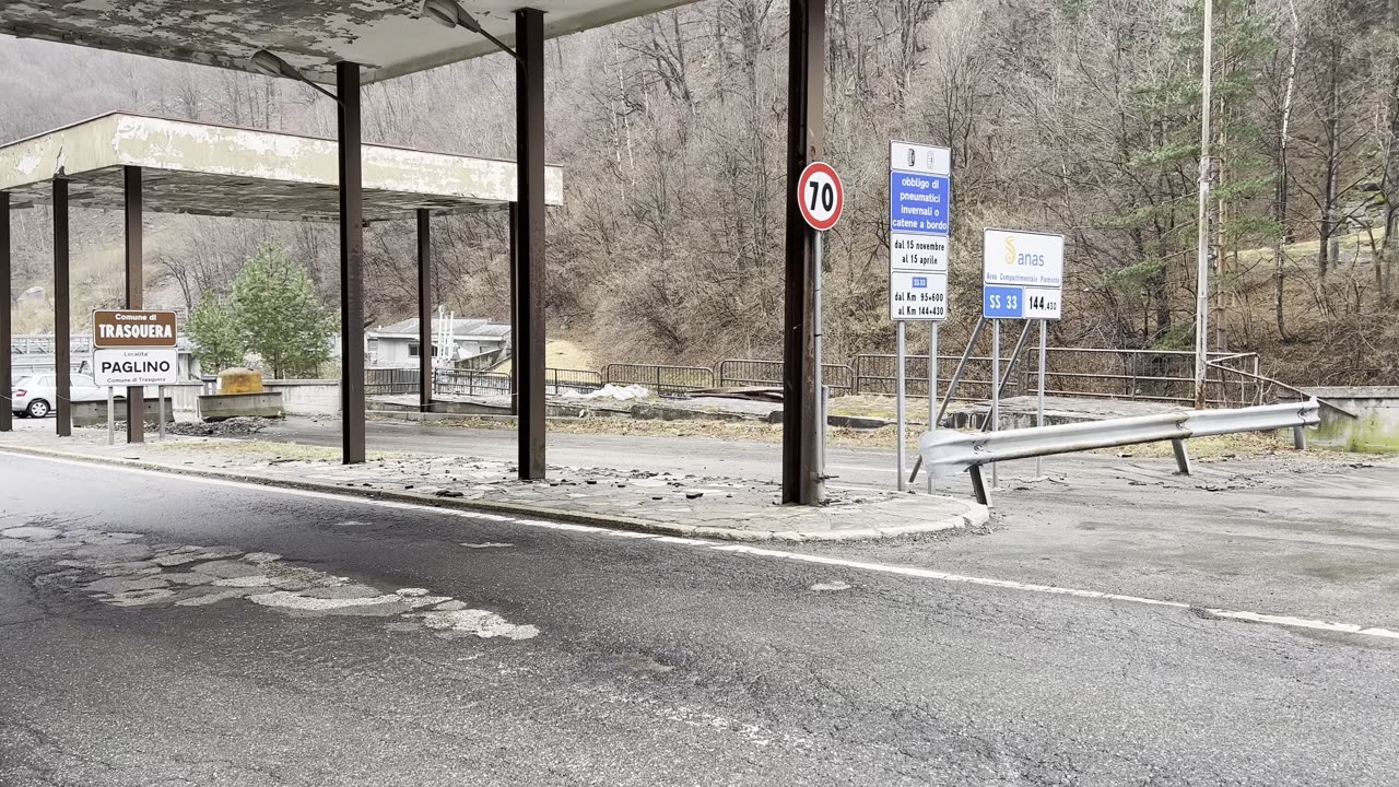 CONFRONTO STRADE SVIZZERA-ITALIA Differenze al confine Svizzera-Italia/Switzerland-Italy border DOCUMENTARIO Gli anni passano ma la situazione resta la stessa...o forse peggiora? Passo del Sempione (località Paglino) CONFINE SVIZZERA-PIEMONTE