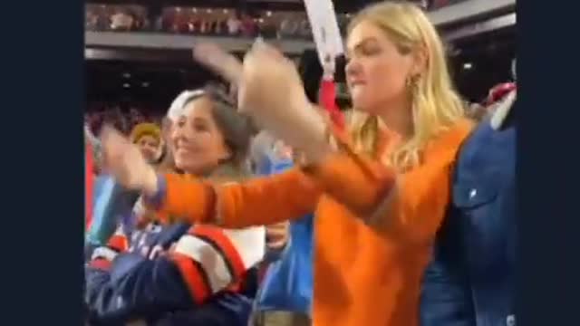 Kate Upton Flips Off Phillies Fan 2022 MLB Baseball World Series