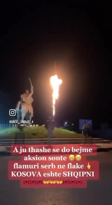 Albánci spálili srbskú vlajku pri pamätníku v Gračanici