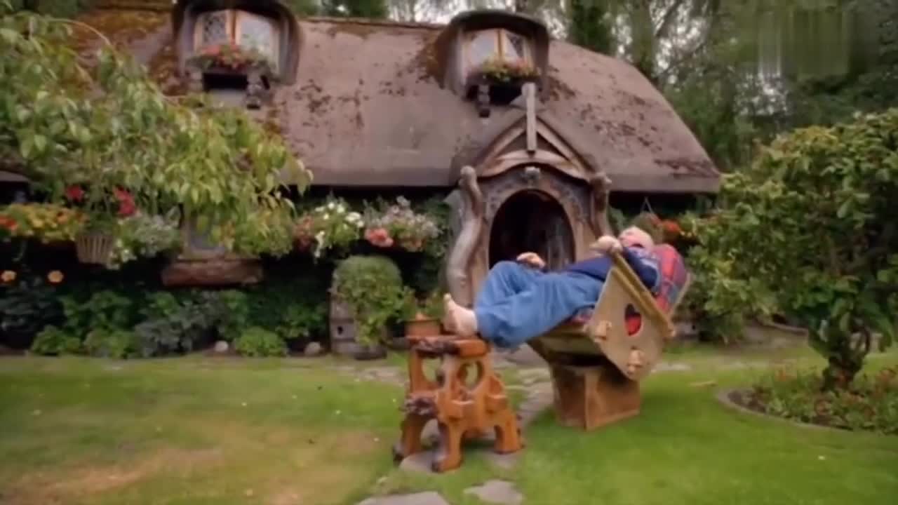 Great ~ the old British man transformed the cowshed into a Hobbit hut! Okay, I want to stay ~