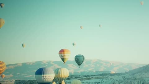 Outdoor aerial photography, the beauty of hot air balloon ascension in the American countryside