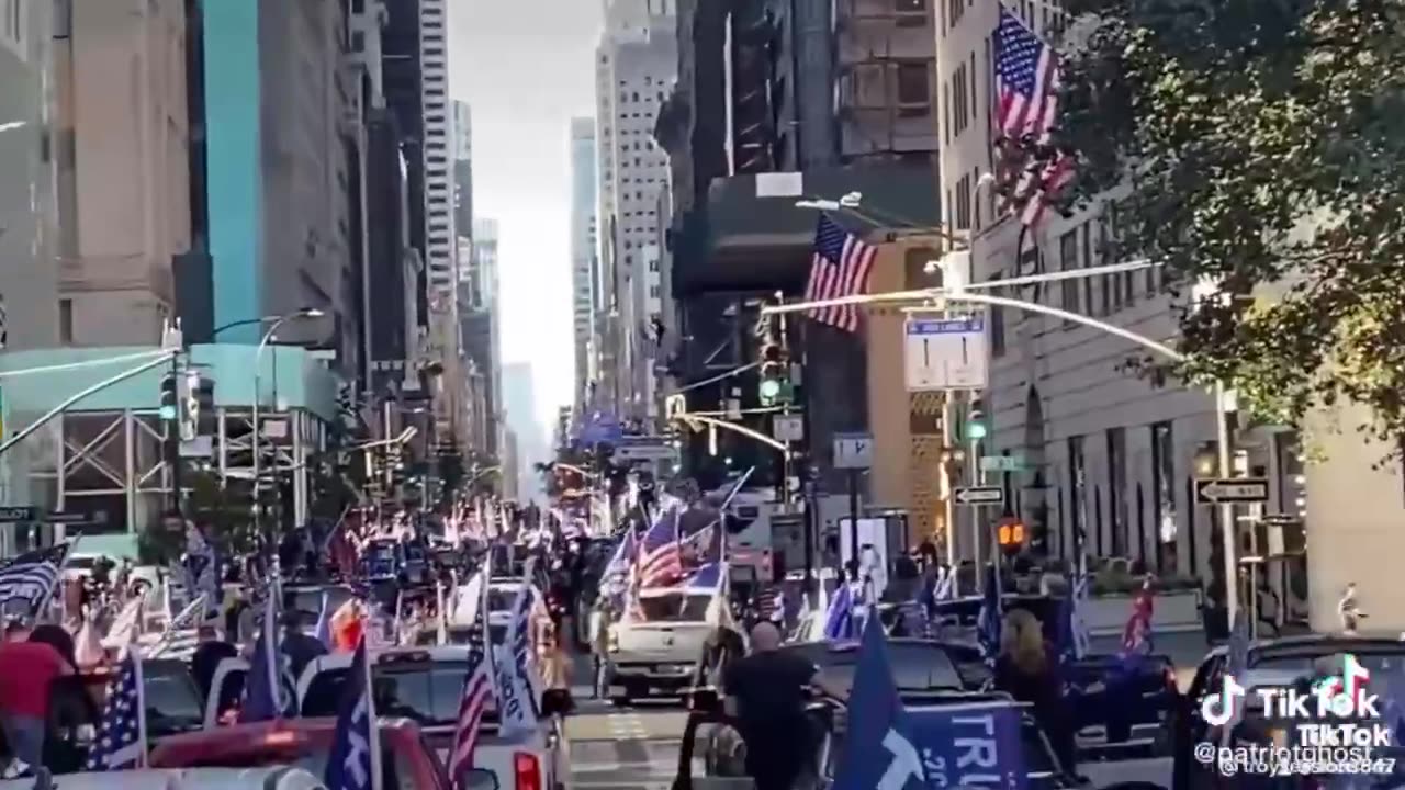 🇺🇸🦅 Americans begin to show up at Trump Tower in New York City‼️‼️