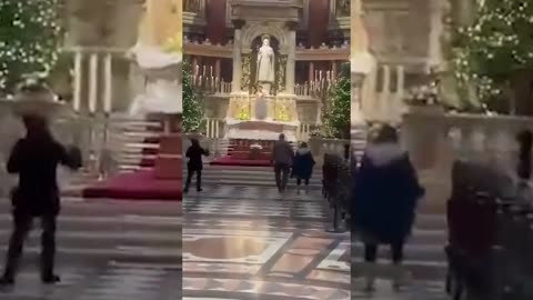 Drogos néger gyalázta meg a Szent István-bazilika oltárát