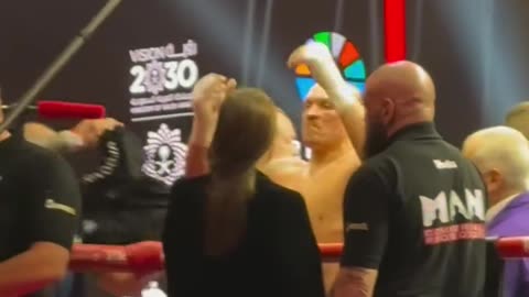 Oleksandr Usyk Applauding His Wife after Beating Tyson Fury again in Rematch