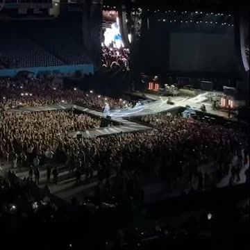 Crowd goes WILD when country star changes hit song to remove "Bud Light" line