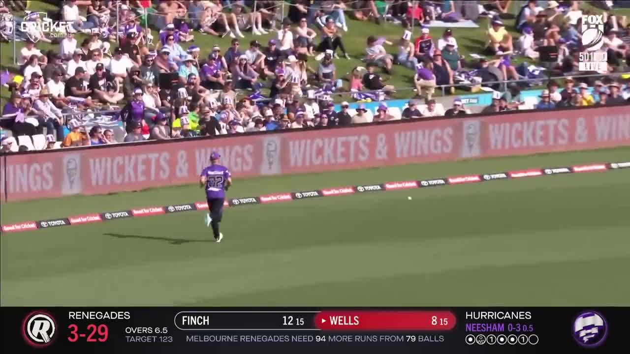 Meredith leads fightback as 'Canes go 4-0 on Christmas Eve | BBL|12