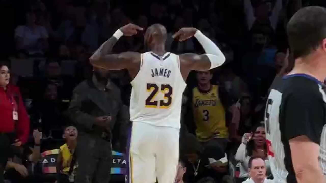 NBA - LeBron hits his "Going Crazy" celly after starting the 4th UNCONSCIOUS 🤯