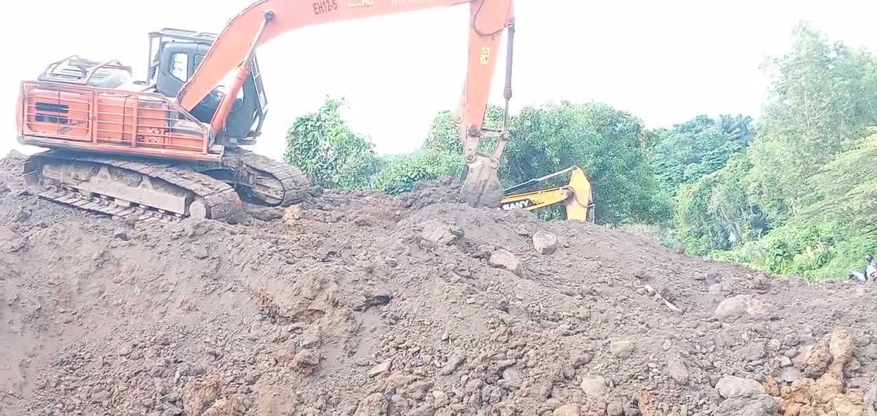 jalan di kerjakan di gali sama excavator jalan merdeka tembus gang damai