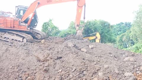 jalan di kerjakan di gali sama excavator jalan merdeka tembus gang damai