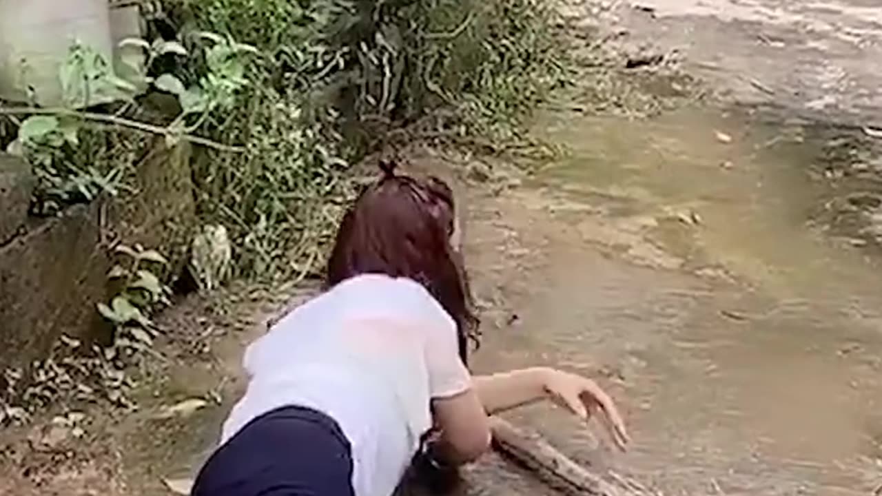 You have to drive into the water on such a wide road