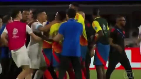 Fans think Luis Suarez tried to bite Colombian player in viral video