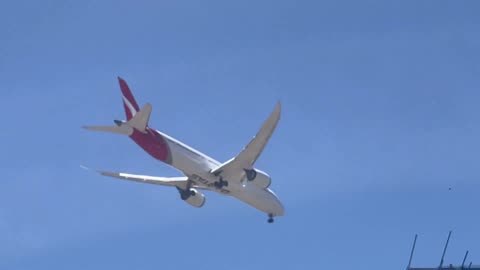 Qantas 787 final runway 06 Perth YPPH