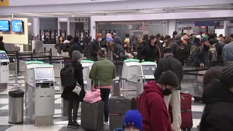 Hundreds of flights canceled at Chicago airports from winter snow storm