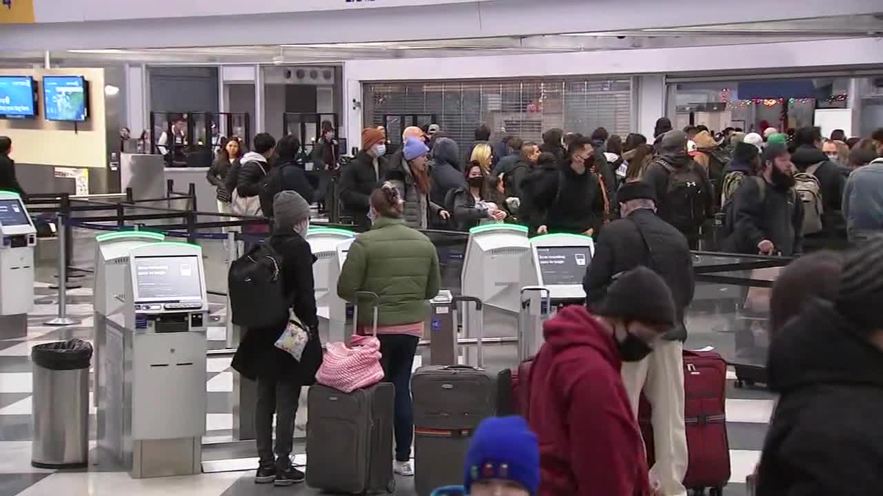 Hundreds of flights canceled at Chicago airports from winter snow storm