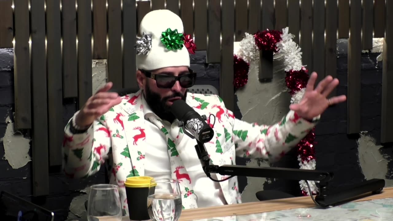 #682- 🎅 Santa Stevie’s Holiday Special with TCL: Laughs, Cheer, and Portuguese Flair