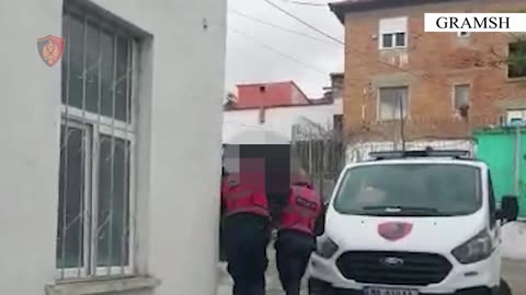 Kanosën me pistoletë 40 vjeçarin, arrestohen 2 persona në Gramsh, në pranga dhe i kërcënuari