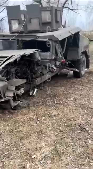 😳 Humvee protected the crew from such damage