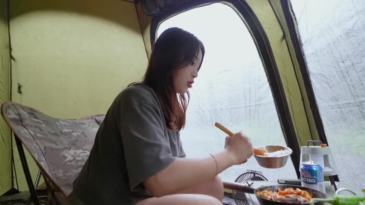 It's the most comfortable to go camping on a rainy day. Is it really lonely to make delicious food w