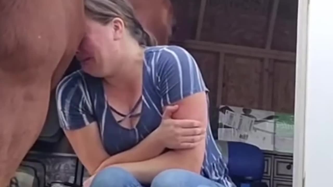 "Heartwarming Horse Comforts Woman in Her Darkest Hour 🐴❤️"