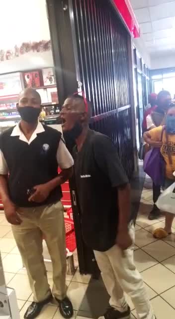 Man attacked guard outside liquor winkel